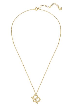 Delicado collar de cadena de oro con dos colgantes de círculos entrelazados texturizados y un cierre ajustable con un pequeño charm de mariposa.