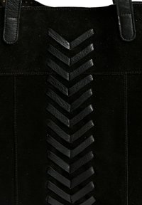 Sac fourre-tout en suède noir avec un design en chevron central réalisé en accents en cuir. Le sac dispose de deux poignées robustes et d'une texture douce.