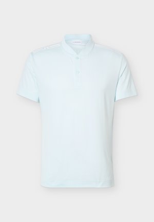 Lys blå kortermet polo skjorte med to knapper og hvite stripete detaljer på skuldrene, vist på en ensfarget bakgrunn.