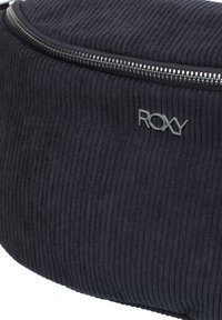Czarna nerka z kordurowego materiału o teksturowej powierzchni, z srebrnym zamkiem błyskawicznym i metalicznym logo Roxy z przodu. O zaokrąglonym kształcie, o kompaktowych rozmiarach.