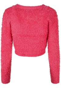 Ljust rosa fluffig långärmad kortärmad tröja med rund halsringning och textil i mjuk struktur.