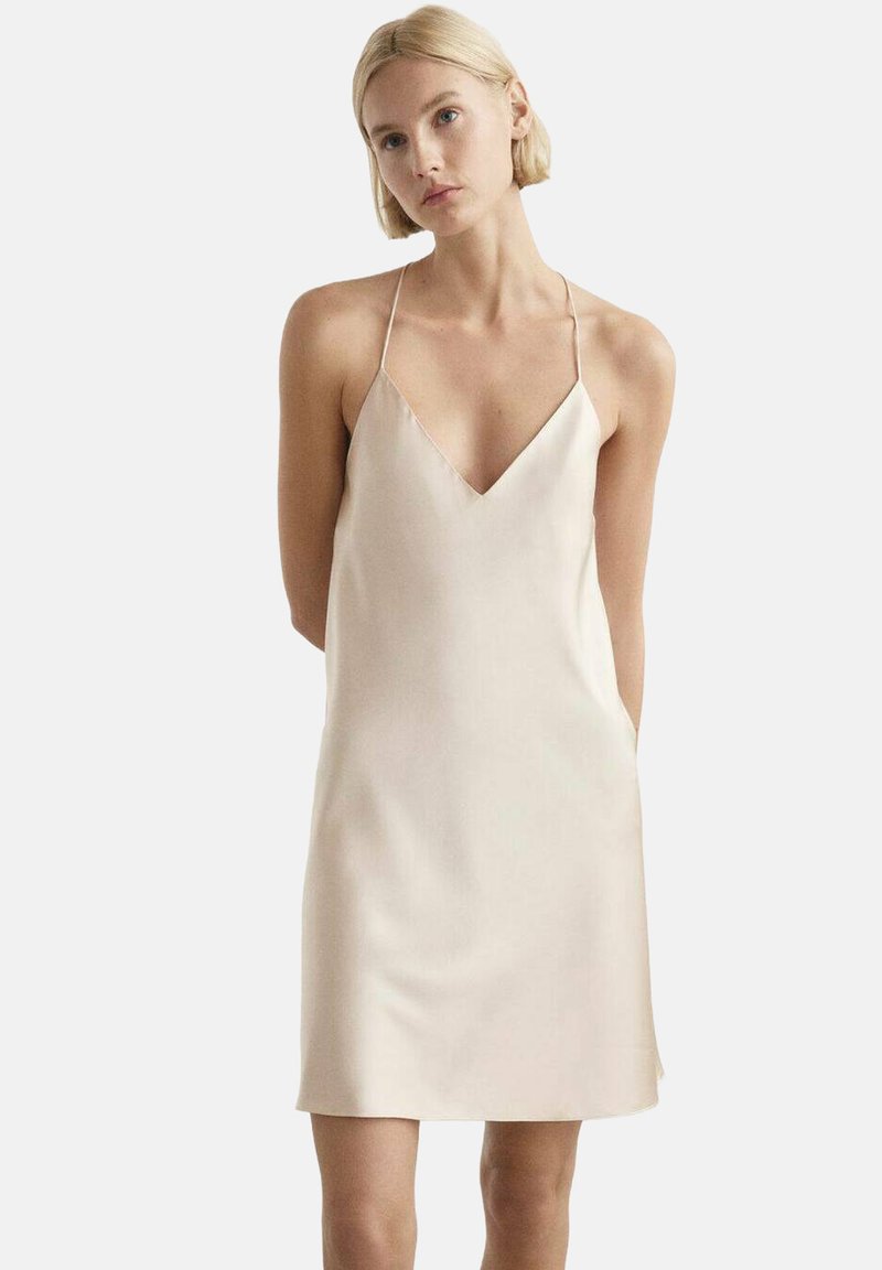 Robe beige sans manches à bretelles, col en V, en tissu lisse, avec fines bretelles ajustables et poches latérales.