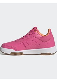 Scarpa sportiva rosa con una tomaia testurizzata, caratterizzata da perforazioni per la traspirabilità e accenti arancioni a contrasto sul colletto e sulla linguetta.