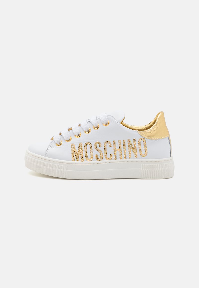 Hvit sneaker med gullaccent, med ordet "MOSCHINO" i glitrende detalj. Jevn lær overdel; gummisåle; rund tådesign.