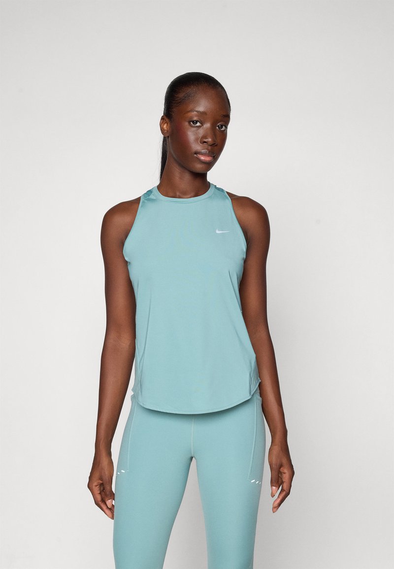 Lichtblauw sporttopje met een ronde halslijn, dunne bandjes en subtiele stiksel details. Gepaard met bijpassende lichtblauwe leggings.