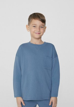 Blauwe long-sleeve shirt van zachte stof met een ronde halslijn en een klein borstzakje. Heeft een relaxte pasvorm en een geribbelde textuur.
