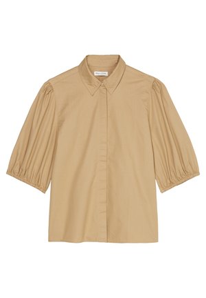 Beige Kurzarmbluse mit Puffärmeln, spitzem Kragen und verdeckten vorderen Knöpfen, flach auf weißem Hintergrund gelegt.