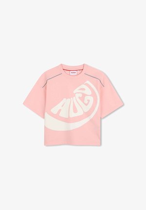 Lichtroze cropped T-shirt met korte mouwen, voorzien van een witte abstracte draaigrafiek en de tekst "HUGO" aan de voorkant, en grijze schoudernaaddetails.