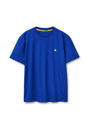 T-shirt en coton bleu à manches courtes avec col rond et petit emblème soleil jaune sur la poitrine gauche, présenté sur fond blanc.
