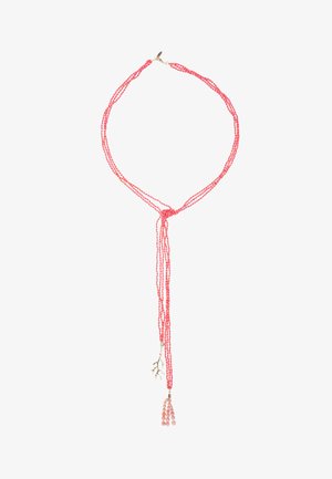 Collier à perles avec plusieurs rangs de couleur corail, agrémenté d'un accent en forme de branche dorée et d'un pompon en perles de quartz rose.