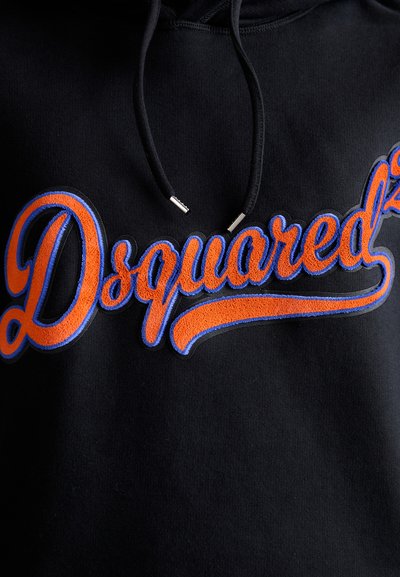 Schwarzer Hoodie mit einem großen, strukturierten "Dsquared"-Logo in Orange mit blauen Konturen. Enthält schwarze Kordeln und silberne Hardware-Akzente.