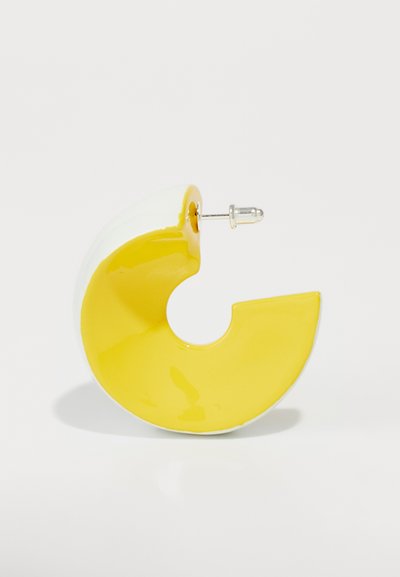 Boucles d'oreilles en acrylique en forme de demi-cercle, présentant des sections blanches brillantes et jaunes vives, avec un tige en métal pour le maintien.