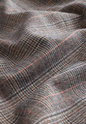 Szürke, barna és finom kék kockás mintájú szőtt szövet, puha tapintású és enyhén fényes felületű.