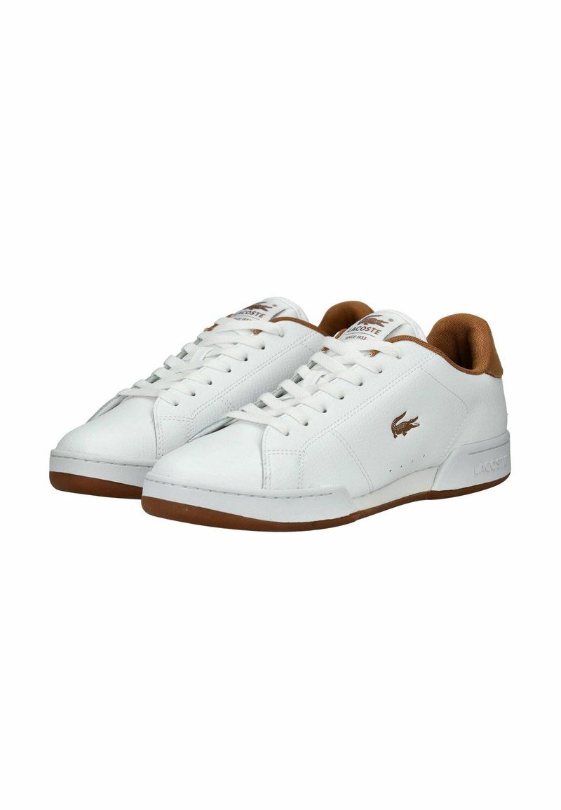 Des chaussures de tennis blanches avec une tige en cuir lisse, des accents marron sur le col et une semelle en caoutchouc texturée. Présente le logo sur le côté.