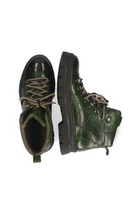 Zielone skórzane botki z fakturą skóry krokodyla, zaokrąglonym noskiem, grubą czarną gumową podeszwą i beżowymi sznurowadłami. Posiadają srebrne przelotki.