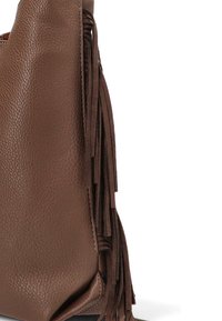 Bolso de cuero marrón con una superficie texturizada y flecos alargados en un lado; presenta una forma estructurada y apertura en la parte superior.