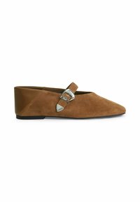 Scarpa bassa in camoscio marrone con punta appuntita, tacco basso e cinturino con fibbia argentata sul lato superiore.