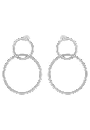 Silverfärgade metalldekorerade örhängen med två sammanflätade cirklar, en större och en mindre, med en borstad yta och tryckknappslås.