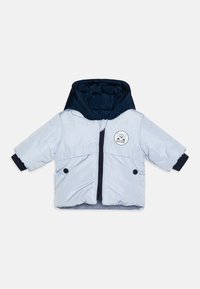 Casaco puffer azul claro com capuz azul marinho, fecho de correr à frente, dois bolsos com botão e um logótipo circular no peito. Mangas curtas.