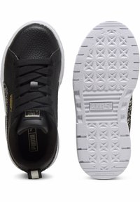 Czarne skórzane sneakersy z białymi gumowymi podeszwami. Wśród cech znajdują się czarne sznurowadła, teksturowane boczne panele oraz akcent w postaci złotego logo. Podeszwa nie zostawia śladów.