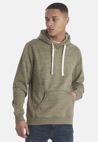 Felpa verde khaki realizzata in tessuto texturizzato, con tasca a marsupio frontale, cappuccio con lacci e polsini a costine.