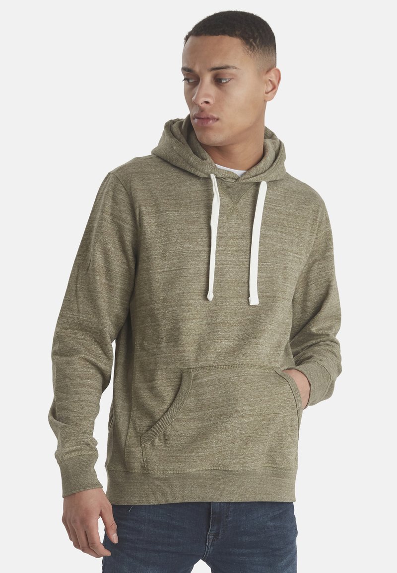 Felpa verde khaki realizzata in tessuto texturizzato, con tasca a marsupio frontale, cappuccio con lacci e polsini a costine.
