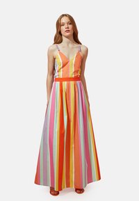 Mehrfarbig gestreiftes Maxikleid mit tiefem V-Ausschnitt, verstellbaren Trägern und einem Taillenbund. Es hat kräftige, vertikale Streifen in verschiedenen Farben.