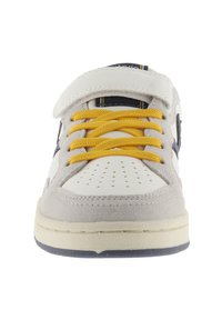 Zapatilla blanca con acentos de ante gris, cordones amarillos, caja de puntera perforada y un logo en navy en el costado. Cuenta con una suela de goma texturizada.