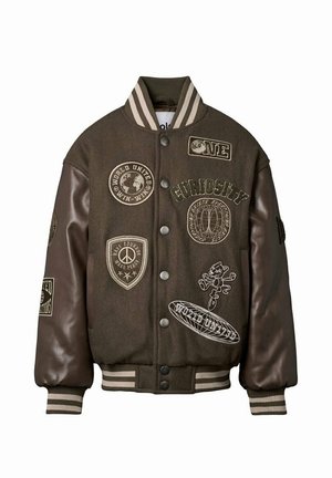 Giacca varsity marrone con colletto e polsini a righe, maniche in pelle e diverse toppe cucite con testo, globo, simbolo della pace e cartone animato.