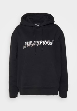 Zwarte hoodie met een groot, wit grafisch tekstontwerp featuring reflecterende accenten. Inclusief een voorkant kangaroo zak en verstelbare koordjes.