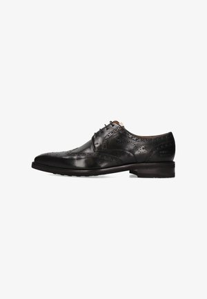 Scarpa oxford in pelle nera con design a punta d'ala, dettagli perforati e tacco basso. Texture liscia con finitura lucida.