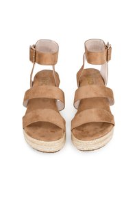 Sandali espadrillas in suede color tan con tre cinturini, fibbia alla caviglia e suola in juta intrecciata. La soletta è imbottita per un maggiore comfort.