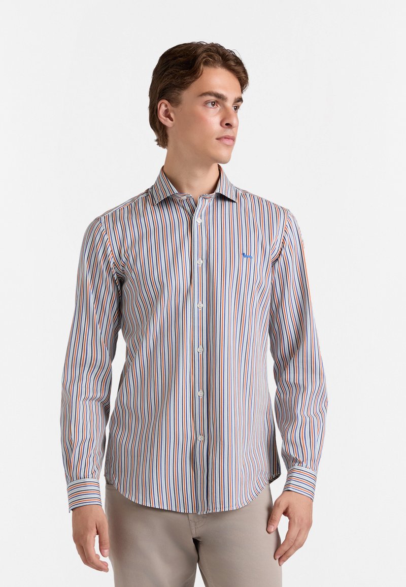 Gestreept overhemd met lange mouwen heeft verticale lijnen in blauw, oranje en wit. Het heeft een knoopsluiting aan de voorkant en een klassieke kraag.