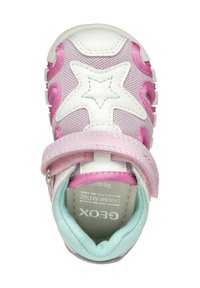 Scarpe per bambini in rosa e bianco con tomaia in rete, design a forma di stella, cinturino regolabile e interno imbottito color verde menta.