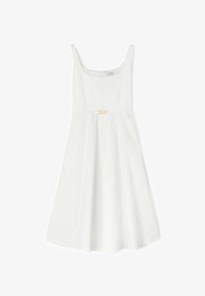 Vestido blanco sin mangas con escote cuadrado, detalles con cortes en la cintura y falda acampanada. Tela suave con una textura sutil.