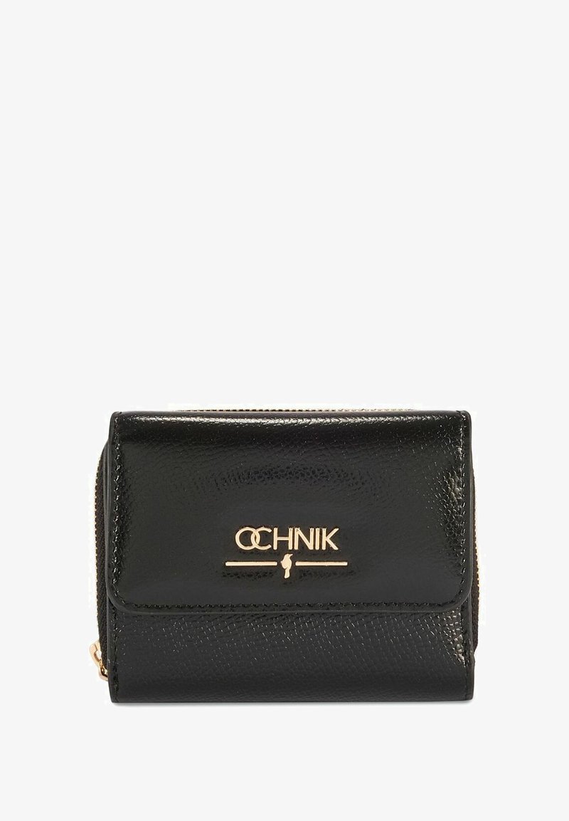 Czarny skórzany portfel o fakturowanej powierzchni, z złotym logo i zamknięciem na suwak. Kompaktowy design, odpowiedni na karty i gotówkę.