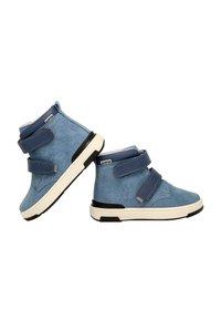 Bottines en suede bleu avec double brides Velcro, semelle blanche et accents noirs. Bout arrondi et détail de couture visible.