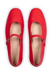 Rote Leder-Mary-Jane-Schuhe mit quadrater Zehenform, seitlichen Ausschnitten und verstellbarem Schnallenriemen. Sie verfügen über eine glatte Textur und eine hellbraune Innensohle.