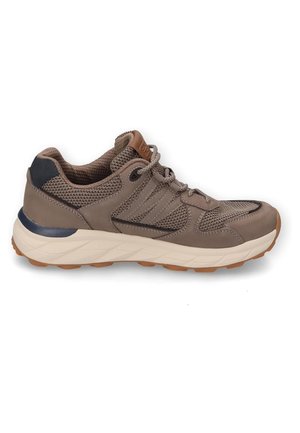 Brauner Sportschuh mit einem Mesh-Obermaterial, gepolstertem Kragen und gummierter Sohle mit strukturierten Mustern sowie dunkelblauen Akzenten an der Ferse.