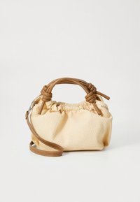 Borsa gialla con texture, manico marrone annodato e tracolla regolabile. Presenta un design con tessuto arricciato e chiusura con zip metallica.