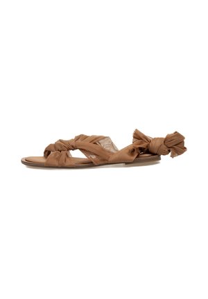 Sandalias planas marrones con un diseño anudado, correas de tela, punta abierta y una suela sencilla y plana. La textura parece suave y lisa.