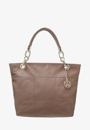 Brązowa skórzana torba tote o gładkiej fakturze, wyposażona w złote akcesoria, łączony uchwyt w postaci łańcuszka oraz zawieszkę z logo.