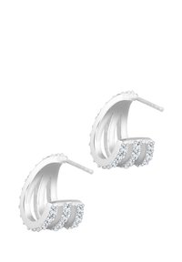 Sølvøreringe med et tre-lags design, der har klare krystaller langs kanterne og en glat, poleret overflade.