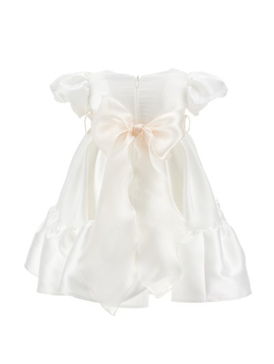 Bela satenasta obleka z nabranimi rokavi, zadrgo na hrbtni strani in velikim svetlo roza trakom v pasu. Nabran rob dodaja volumen in teksturo.