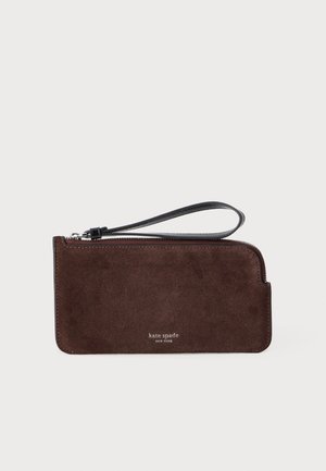 Καφέ καστόρινο wristlet clutch με μαύρο λουράκι και ασημένιο φερμουάρ, μικρό λευκό λογότυπο "kate spade new york" μπροστά.