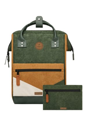 Grüner und brauner Cordura-Rucksack mit geometrischem Design, frontalem Reißverschlussfach, oberen Griffen und einer passenden kleinen Tasche.