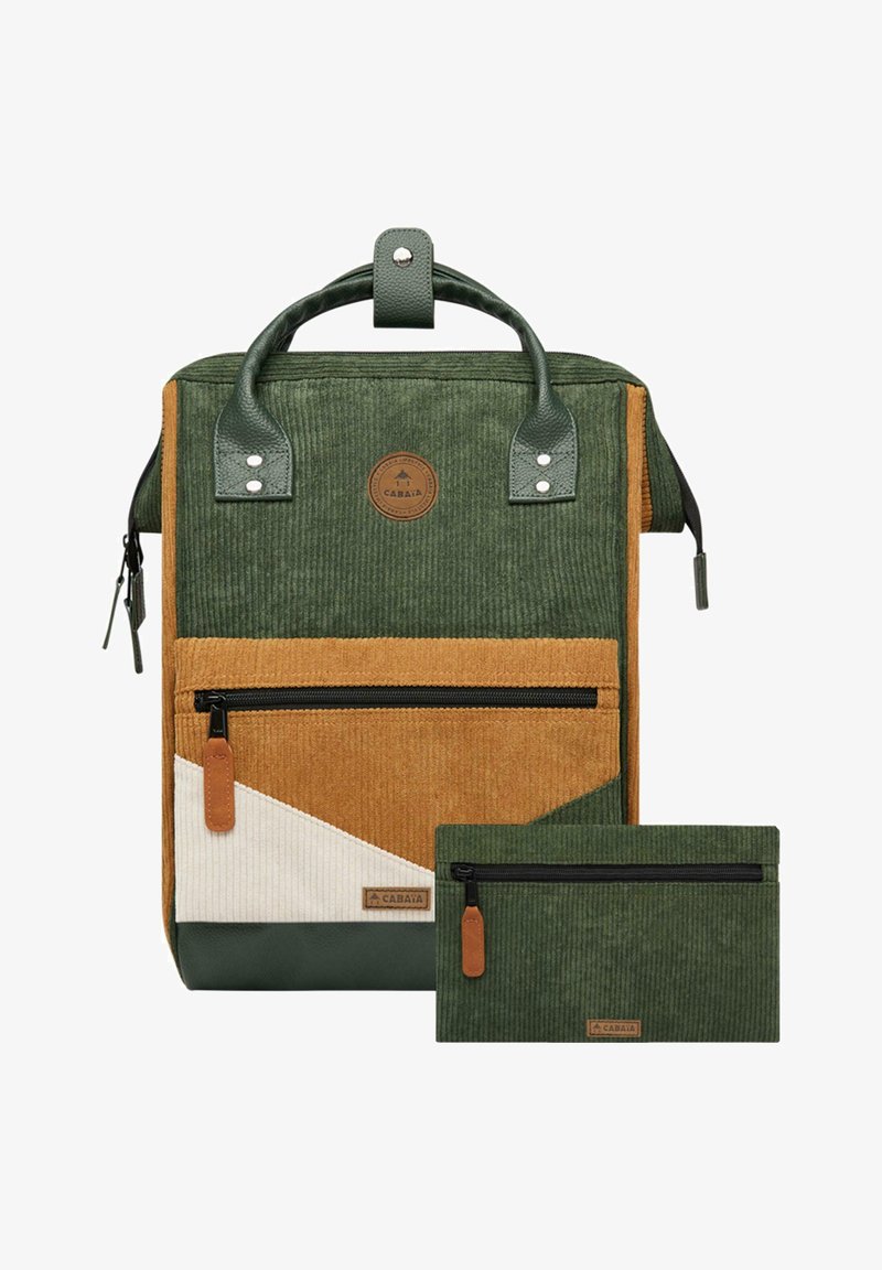 Grüner und brauner Cordura-Rucksack mit geometrischem Design, frontalem Reißverschlussfach, oberen Griffen und einer passenden kleinen Tasche.