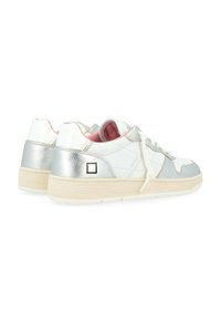 Sneakers bianchi con dettagli in effetto metallizzato argento sul tallone, particolari in bianco e rosa testurizzati e lacci rotondi. Suola in gomma piatta e logo quadrato sul tallone.