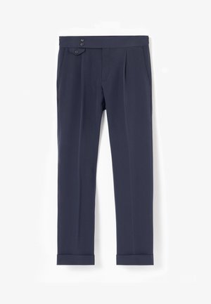 Pantalones a medida color azul marino con dobladillos con puños, pliegues delanteros, bolsillos laterales y detalle de lengüeta en la cintura con botón.