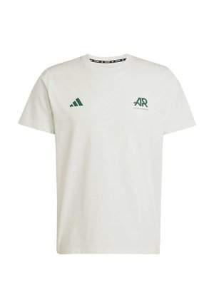 Witte katoenen T-shirt met korte mouwen, voorzien van een groen Adidas-logo en tekst op de linkerkant van de borst en een groen driehoeklogo op de rechterschouder.